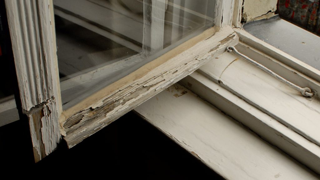 Fortgeschrittene Fäulnis an einem alten Holzfenster
