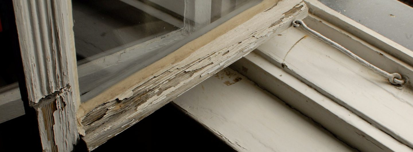 Fortgeschrittene Fäulnis an einem alten Holzfenster