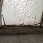 Ob dieses geschlossene Fenster die Wärme drinnen hält, darf bezweifelt werden.