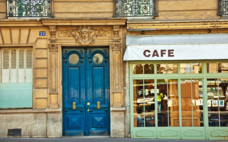 Beispiel eines Hauses in dem sich Wohnungen und ein Café befinden. | Heizkostenabrechnung